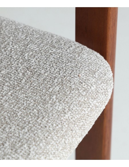 Silla HEDEL de diseño arquitectónico en madera color nogal y tapizado gris