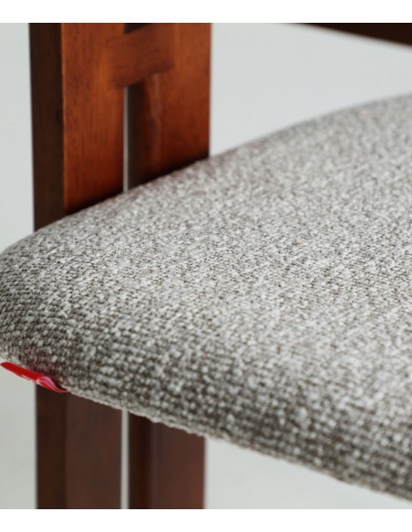 Silla HEDEL de diseño arquitectónico en madera color nogal y tapizado gris