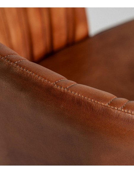 Cadeira LUARD em pele castanha, estilo industrial, pernas em metal preto