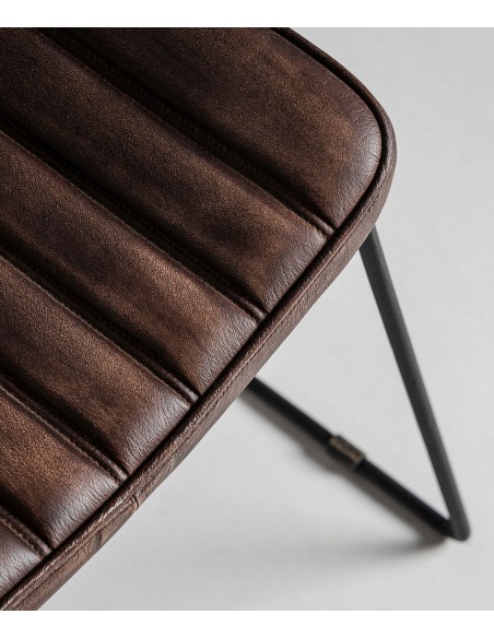 Cadeira ISSERT em pele castanha, design industrial com metal preto