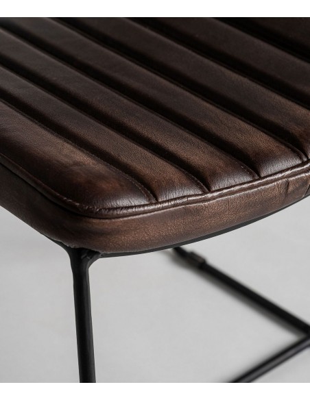 Cadeira ISSERT em pele castanha, design industrial com metal preto