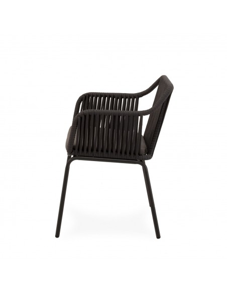 Cadeira de exterior Penny em corda e aço, com design envolvente e elegante