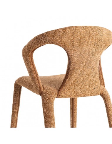 Cadeira NIVARIA com pernas estofadas em design...