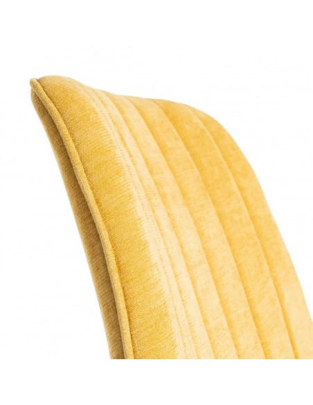 Cadeira SOLNA com design nórdico, forrada a tecido e metal no mesmo tom.