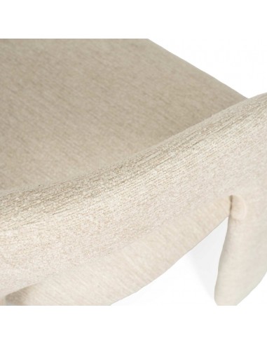 Cadeira totalmente estofada com design orgânico...