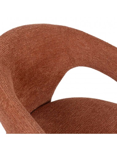 Cadeira totalmente estofada com design orgânico...