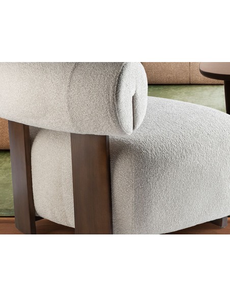 Butaca NAOMI de Estilo Moderno en Madera nogal y Tapizado Chenilla