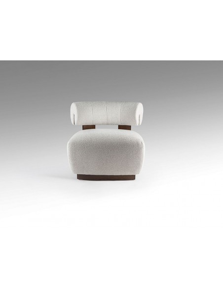 Cadeirão NAOMI moderno em madeira nogueira e estofado chenille