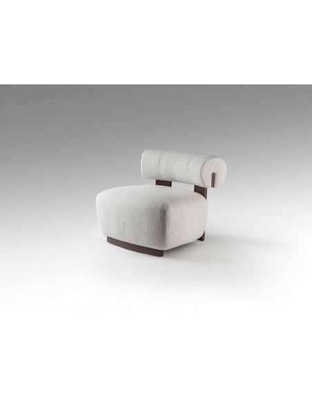 Cadeirão NAOMI moderno em madeira nogueira e estofado chenille