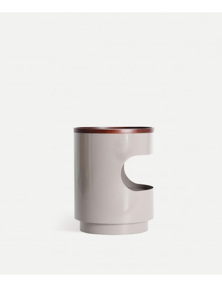 Mesita de noche NOA de diseño en hierro gris brillo y tapa de acacia