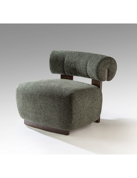 Cadeirão NAOMI moderno em madeira nogueira e estofado chenille