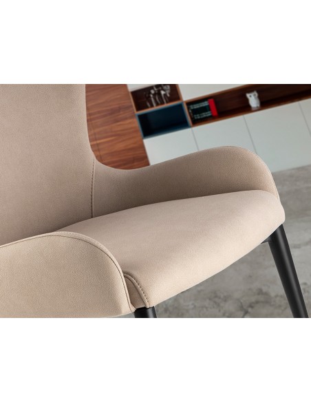 Cadeira TELMA de estilo moderno em metal preto mate com assento e encosto estofados