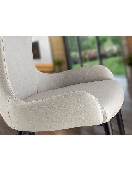 Cadeira TELMA de estilo moderno em metal preto mate com assento e encosto estofados