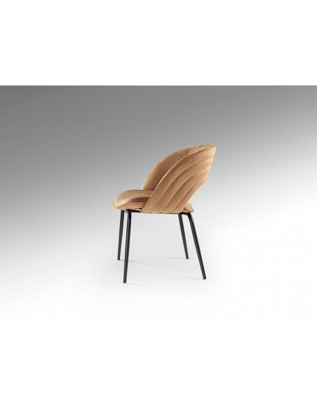 Cadeira NIM de estilo moderno em camurça sintética com pés de metal preto.