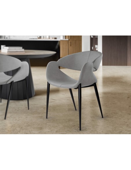 Cadeira GIRO de estilo moderno, estofada em tecido com pés de metal preto