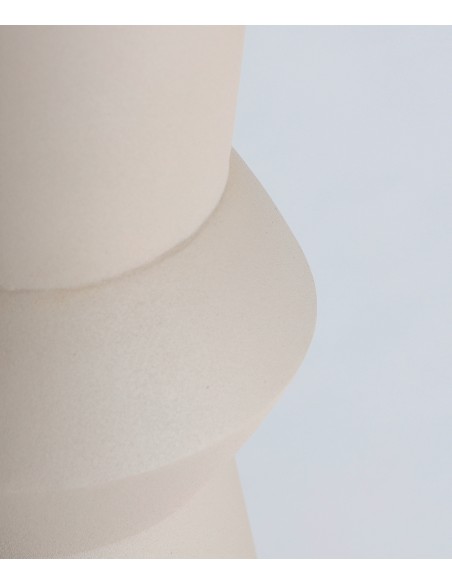 Mesa alta redonda escultural Kilhe, 65 x 107, feita de madeira e metal.