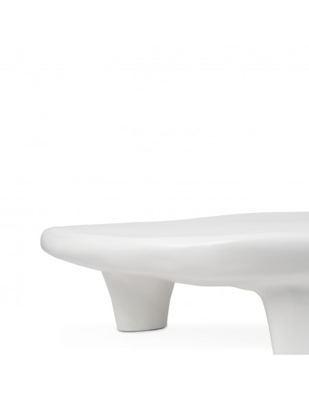 Mesa centro escultórica INARO 150 x 34, diseño orgánico en resina blanca
