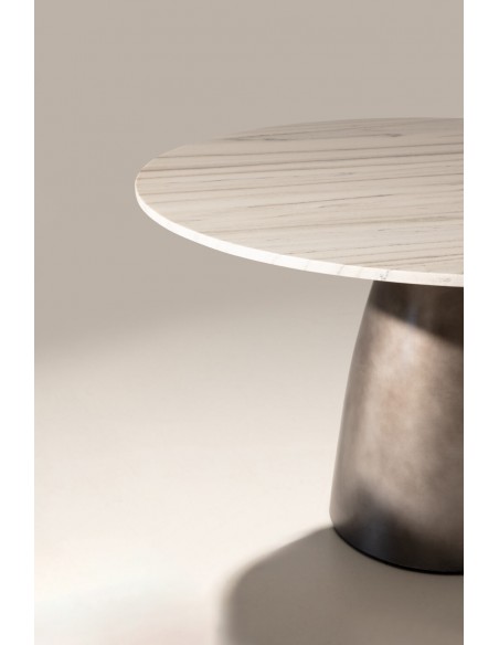 Mesa redonda de design 130 AMAL em mármore branco com detalhes em metal.