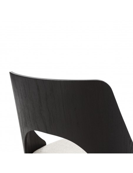 Cadeira de design GILDA, encosto em madeira preta e assento em tecido bege.
