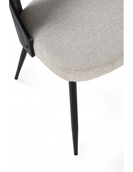 Cadeira de design GILDA, encosto em madeira preta e assento em tecido bege.