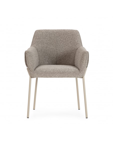 Cadeira de design SUMA com braços, forrada a tecido e pés em metal.