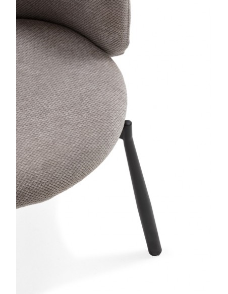 Poltrona GINNY estofada em tecido com pés de metal preto