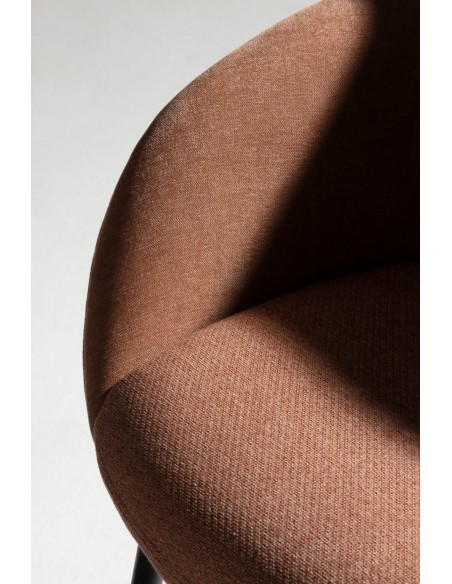 Cadeira NURE de design moderno com braços, forrada a tecido misto.