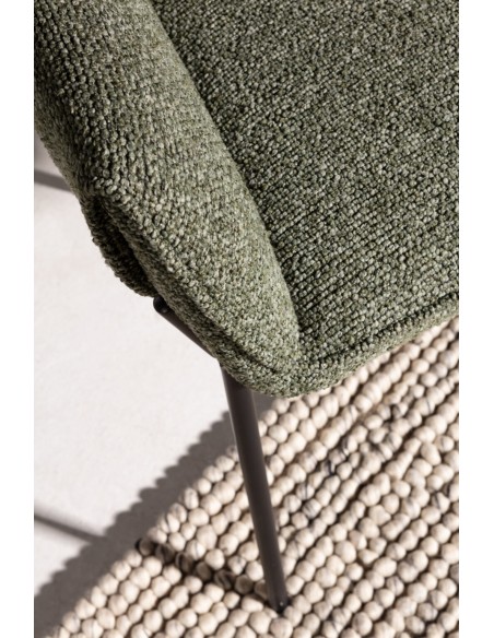 Cadeira de design SUMA com braços, forrada a tecido e pés em metal.