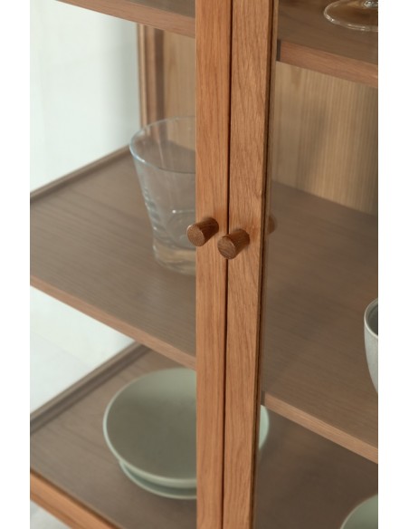 Vitrine CECI 90 design mediterrânico, em carvalho com portas em vidro.