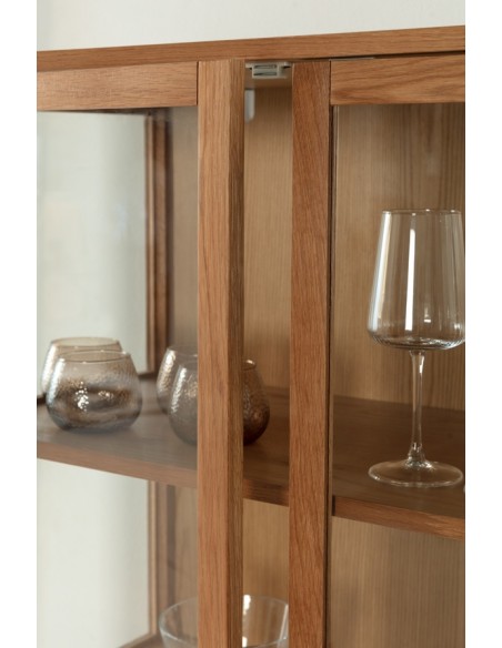 Vitrine CECI 90 design mediterrânico, em carvalho com portas em vidro.