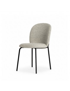 Cadeira RIONA design moderno, estofada e pés metal preto.