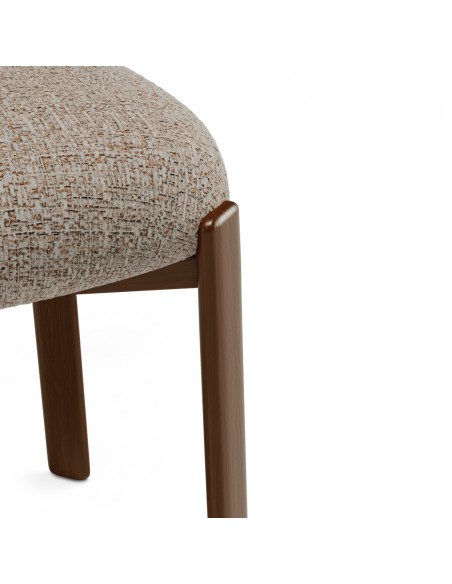 Cadeira de design RUMI estofada com pés em metal efeito nogueira.