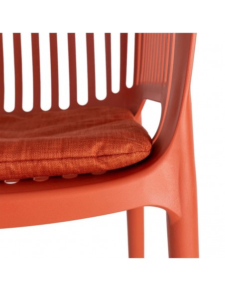 Cadeira de exterior empilhável com braços ATENEA, em polipropileno, com almofada.