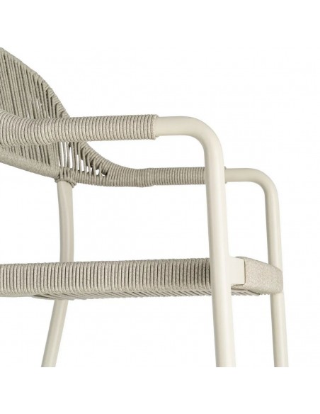 Cadeira de exterior empilhável CONTREAU com braços, em alumínio e rattan.