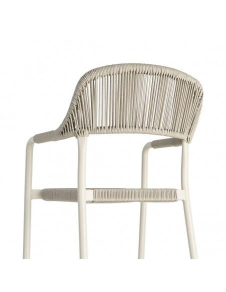 Cadeira de exterior empilhável CONTREAU com braços, em alumínio e rattan.
