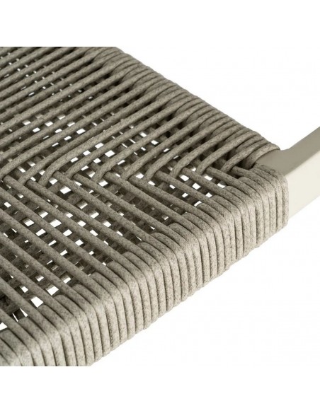 Cadeira de exterior empilhável CONTREAU com braços, em alumínio e rattan.