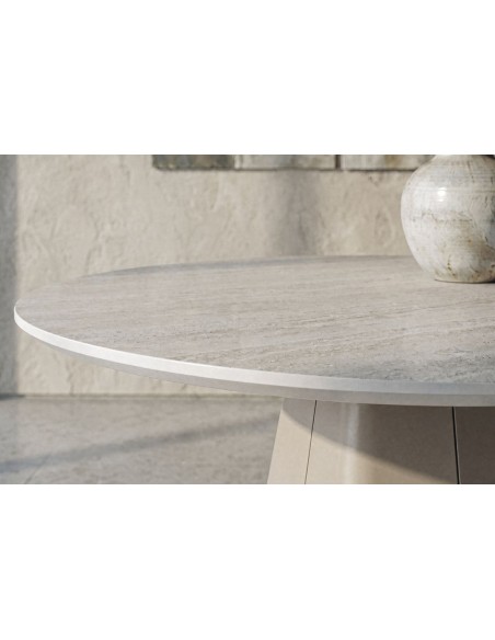 Mesa redonda com design escultural NÉLIDA 120, porcelânico travertino e metal bege