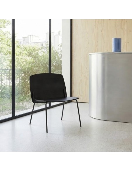 Teulat SAGO, poltrona de design em madeira e metal preto.