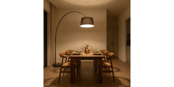 Lámparas de pie de arco: iluminación directa sobre mesas de comedor